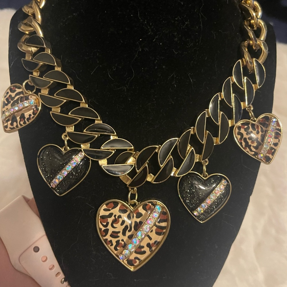 EUC Betsey Johnson necklace